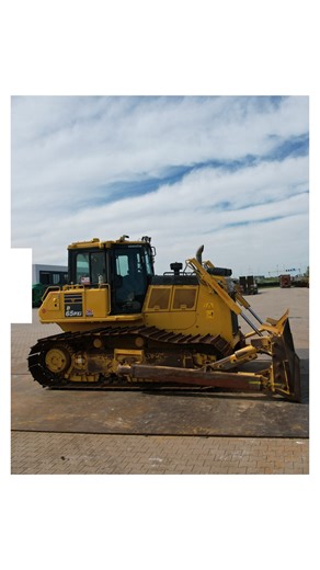 🚜 𝗡𝗲𝘄 𝗮𝗿𝗿𝗶𝘃𝗮𝗹: 𝗞𝗼𝗺𝗮𝘁𝘀𝘂 𝗗𝟲𝟱𝗣𝗫𝗶-𝟭𝟴 (𝟮𝟬𝟮𝟭) In excellent shape and ready for the toughest jobs. This 21-ton dozer comes with TOPCON GPS, S-Blade, CE certification, and just 3,733 hours on the clock. Powered by a 164 kW / 220 HP Komatsu engine, it’s built for precision, stability, and serious performance. 👉 Check the full listing here: https://bigmachinery.nl/products/komatsu-d65pxi-18-topcon-gps/ | BIG Machinery