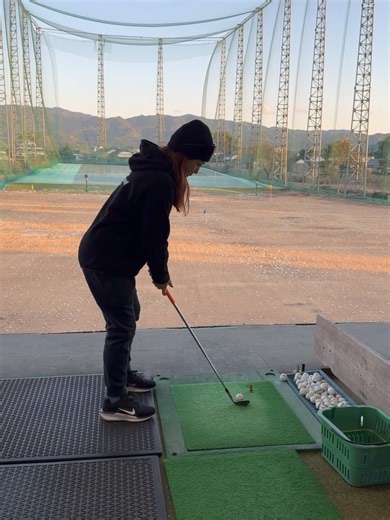 Mika Miyazato | *** 宮﨑に来てます🤗 この時期に宮崎に来るのは初めて！！ 数日間ですが、トレーニングとラウンドをする予定です⛳️ 早速、練習場へ🏌️‍♀️ 動画は50ヤードのショット。 今使っているウェッジも載せておきます😎 #2026始動 #久しぶりに #スウィング動画... | Instagram