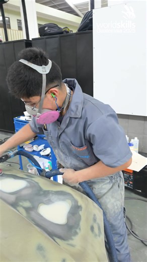 🎨 Transformar, crear y brillar Desde el Centro de Capacitación INTECAP Suchitepéquez, Región Sur, vivimos la pasión de la especialidad de enderezado y pintura, donde los competidores no solo arreglan piezas, sino que las transforman con creatividad y precisión. 🗣️ Uno de los jóvenes competidores nos comparte que lo que lo motiva en este camino es poder darle brillo, vida y personalidad a cada parte que trabaja. ✨ ¡Talento, técnica y motivación en cada trazo! 👉 Página oficial de las competenci