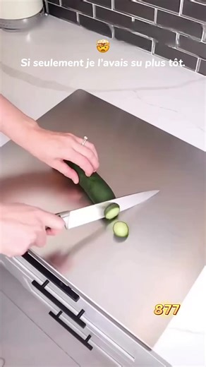 Retrouve ça dans le bio💌 Avant, ma pâte collait partout et ma vieille planche gardait les odeurs. Depuis que j’utilise cette planche inox, je me sens beaucoup plus rassurée côté hygiène quand je pétris pizzas ou brioches🧼 Un coup d’éponge et tout redevient propre, sans taches ni résidus visibles👀 Tu cuisines souvent du pain ou des gâteaux maison, toi aussi ?🍞 Abonne-toi pour ne pas louper ma prochaine pépite🎡 #amazonfr #astuce #femme #vaisselle #accessoirepratique