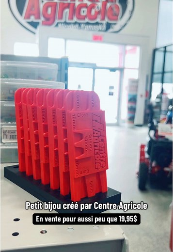 On a créé un outil pour vous! Jauge d’épaisseur pour les grilles de moissonneuses-batteuses. Utile pour différents types de grilles de batteuses. Pour aussi peu que 19,95$ à votre Centre Agricole! #3dprint #moissonneusebatteuse #caseih #centreagricole #technologie #merciÉtienne