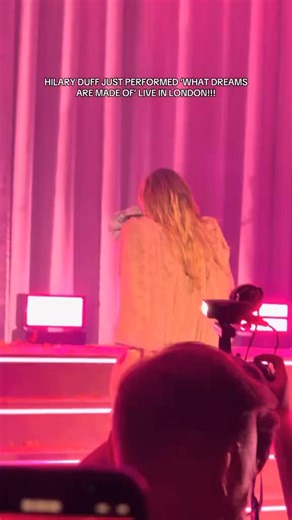 Hilary Duff is back! 🤩 L’icona pop degli anni 2000 torna a infiammare il palco alla 02 Shepherd’s Bush Empire di Londra. Con il suo mini tour “Small Rooms, Big Nerves” fatto di successi indimenticabili, Hilary Duff testimonia che le canzoni con invecchiano mai! 💘 🎥 Dal web | Rai Radio2