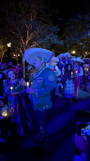 This holiday show is absolutely beautiful—can’t wait to see it again this season! 🎄✨ A Musical Christmas with Mariachi Alegría de Disneyland & Miguel! returns to Disney California Adventure next week to kick off the resort’s holiday celebrations. The show features a special appearance by Miguel from Coco! 🎶 | Mickey Visit Secrets
