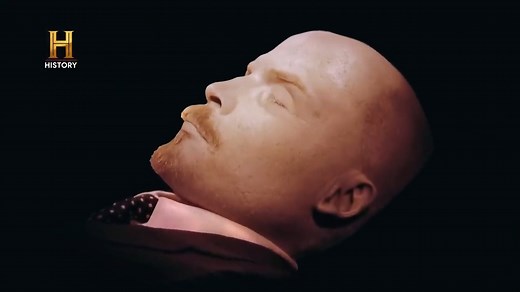 A múmia de Lenin ainda permanece em exibição em seu mausoléu perto da Praça Vermelha em Moscou e parece que seu corpo não se deteriorou nem um pouco. | HISTORY