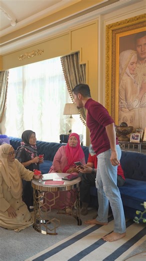 Bayar gaji bibik pun kena 1st class tau! 🫶💵 Sekarang papa & bibik guna Merchantrade Money je. Scan QR code, terus transfer ke dalam eWallet bibik! Tak perlu akaun bank pun. Cepat korang, papa dah, korang bila lagi? 😏💳 Nak register? Contact Merchantrade team cepat! #merchantrademoney #bayargajimudah #duitnow