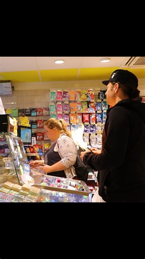 103K views · 992 reactions | The burning wallet prank, they got scared藍 #prank #burningwallet #magic #fire | Julien Magic | Facebook