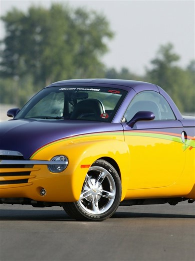 Is retro design a tribute… or a marketing shortcut? 🚘 Throwing vintage lines on a new car doesn’t guarantee identity. Some brands honor their DNA. Others just borrow it. This shift in automotive design says more than you think. Watch the full breakdown before nostalgia makes the decision for you. #Cars #USA #CarDesign #AutoIndustry #BureauDriveReport