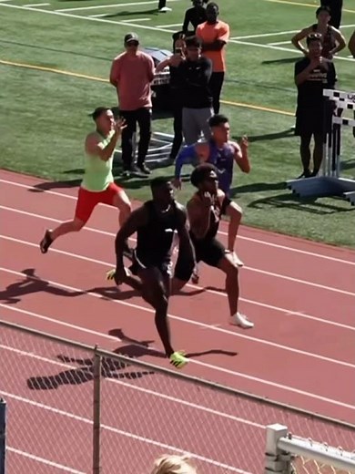 陸上競技選手以外で世界最速の男アメフト選手のタイリーク・ヒルが100mで10.15を記録した…☠️🏈