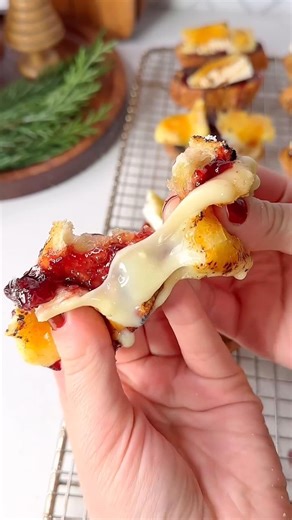 Brûléed brie crostini