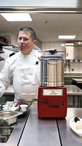 ✨️ La magie des Fêtes en cuisine avec le Chef Frederic Doucet ✨️ Dans ce nouveau réel, le Chef vous propose sa recette de boudin blanc de volaille de Bresse à la truffe, nappé d'une sauce onctueuse au foie gras et accompagné d'une salade de mâche. Un mariage subtil de saveurs délicates et raffinées pour éveiller les papilles 🌿 📹 : Marion Mercier #bourgogne #epicurien #FoodLovers #artculinaire #finedining #michelinguide #michelinstar #gaultmillau Maison DOUCET ⚜️ Relais&Châteaux 👨‍🍳 Chef Fréd