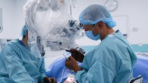 男性外科医生使用金属钳，并轮流看显微镜。医生使用现代技术进行神经外科。 库存影片视频（100% 免版税）3783577135 | Shutterstock