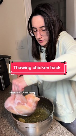 Kitchen hack for thawing chicken in cold water without losing flavour! A quick and easy brine is an inexpensive way to also add flavour to meats. For food safety reasons make sure your water stays very cold. #chickenbrine #cookinghacks #easykitchenhacks how to thaw chicken quick