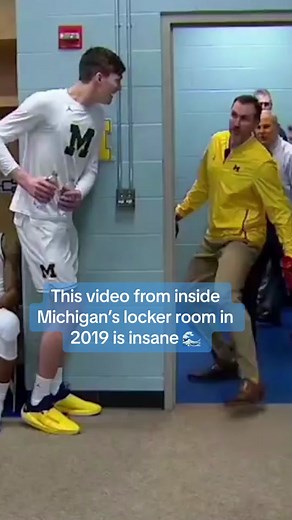 The Wolverines’ strength and conditioning coach Jon Sanderson was a ninja with the water bottle 🥷 #collegebasketball #cbb #michigan #ninja #lockerroom