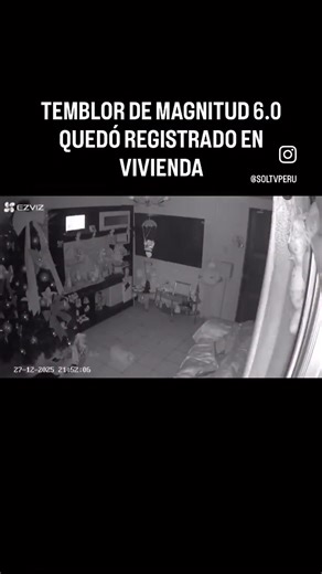 #Trujillo | TEMBLOR QUEDÓ REGISTRADO Cámaras de seguridad de una vivienda registraron el momento exacto cuando empezó a temblar la tierra por el fuerte sismo de 6.0 con epicentro en Chimbote. El movimiento telúrico duró aproximadamente 1 min, generando miedo incluso en las mascotas que se encontraban dentro del hogar.