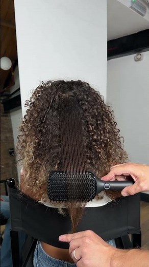 Say hello to smoother styling✨ The ghd glide+ max is designed for long thick’s curly hair.