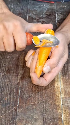 1.3K views | King of peelers 籠 Made a powerful DIY peeler out of a spoon! Works perfectly on potatoes, cucumbers — you name it!  #DIY #LifeHack #KitchenHack #CreativeIdea #SpoonHack | HandyMann | Facebook