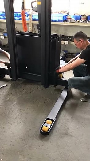 adjust the legs for the wide leg straddle electric stacker