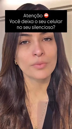 Você deixa o celular no silencioso? Tem um jeito simples de garantir que ligações importantes toquem mesmo com o modo silencioso ativado. Olha o passo a passo 🔐 NO IPHONE: 1. Abra o app Contatos 2. Selecione a pessoa que pode te ligar em caso de emergência 3. Toque em Editar 4. Role até Toque 5. Toque em Toque novamente 6. Ative a opção Acesso de Emergência (botão no topo da tela) Feito isso, quando essa pessoa te ligar, o telefone vai tocar mesmo no silencioso! 📱 NO ANDROID: Cada marca tem um