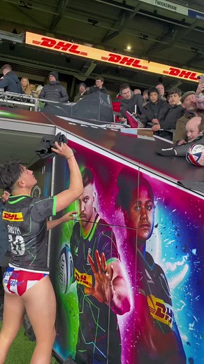 ❤️ @Marcus Smith making a fan’s day 🩲 #marcussmith #marcussmith10 #coyq #BigGame14 #quins #harlequins #twickenham #twickenhamstadium