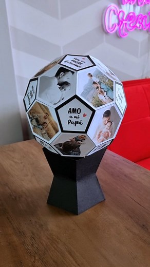 Lii Castillo on Instagram: "DIY Balón de Fútbol con Fotos ⚽️ Solo necesitas los Moldes para armar este balón hecho de cartulina. Encuentra el Molde y la plantilla editable de canva en el link en mi perfil 😊 Tutorial completo del paso a paso por mi canal de Youtube TU DIVA CREATIVA ⚽️ ⚽️ #manualidadesdepapel #diyphotoframe #balon #futbol #diadelpadre #regaloparaminovio #soccer #pelotadefutbol #pelota #papercrafts #crafts #diydad #fathersday #instacraft #instacreative #instadaily #ideadere