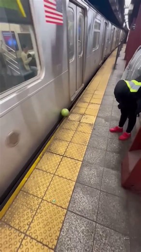 Ball Stuck in Train 🚂#trending #shortsviral #viral #amazing #shortvideo #artgifts #supergirl