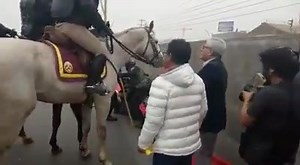 #PresidenteVizcarraYSuDobleDiscurso Presidente Vizcarra y su Ministro del Interior Morán, reprimen al pueblo que LUCHA CONTRA LA CORRUPCIÓN DE ODEBRECHT. Cuando se trata de otros colectivos se les autoriza y protegen con resguardo. Doble discurso señor presidente, tal parece que solo le interesa subir en las encuestas con discursos populistas. Lima Norte exige la RESOLUCIÓN DE LOS PEAJES CORRUPTOS Cobarde agresión a ciudadanos y al señor congresista Castro por parte de la policía de caballería. 