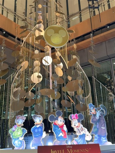 千代田区観光協会/Chiyoda City Tourism Association on Instagram: "【今年の丸の内はディズニーとコラボ！イルミネーション点灯！】 11月13日より丸の内の各会場でイルミネーションが点灯されました！点灯式にはKing & Princeのお二人も登場し、華やかに封切られました！ なかでも注目は、ディズニーの人気作品とのコラボレーションとなるMARUNOUCHIBRIGHTHOLIDAY2025「Disney JOYFUL MOMENTS」。 メイン会場となる丸ビル1階マルキューブでは高さ約11mの、円盤状のオブジェとここでしか見られない装いのミッキー達が登場。各日17時以降には、音楽とともに楽しめる特別な演出もあります！ その他、丸の内の各所に「アナと雪の女王」や「ズートピア」、「トイストーリー」など人気作品をテーマにしたモニュメントも登場！ 煌めくイルミネーションとともに、ディズニーの世界を丸の内で楽しむことが出来ます！ Illuminations have lit up various venues in Marunouchi starti