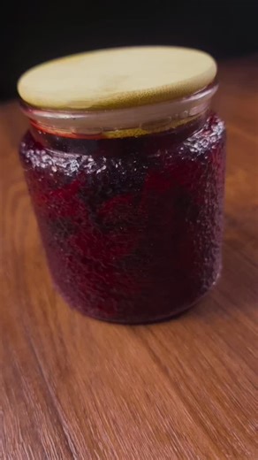 👩‍🍳 Recettes maison faciles & pleines de saveurs 😋 Si tu aimes la bonne cuisine, t’es au bon endroit 📲 Abonne-toi pour ne rien rater 🍽️ Ingrédients : Betterave coupée en bâtonnets (ou la forme de votre choix) ½ cuillère à café de sel 1 cuillère à café de sucre (pour plus de croquant) 1 cuillère à soupe d’huile De l’eau bouillante ¼ du bocal de vinaigre ⏱️ Laisser mariner minimum 3 heures avant de déguster. #faitmaison r #betraveler #recipeoftheday #foryoupağe | Recette Top