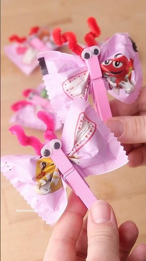 The cutest M&M Butterfly Valentine's Day Favors! 💗 #valentinetreats
