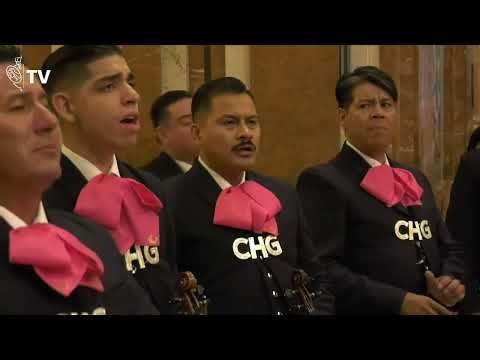 El Mariachi Internacional CHG canta el Padre Nuestro durante la celebración de la Santa Misa