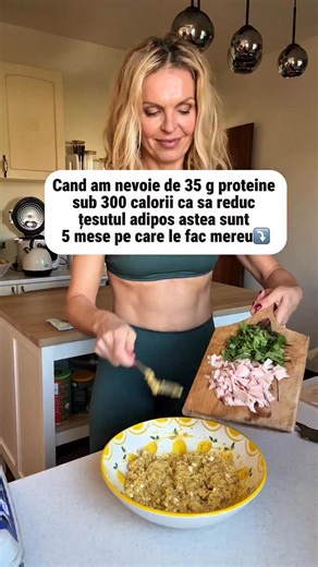 SILVIA FITNESS MAMA on Instagram: "Încearcă aceste mese bogate în proteine, sub 300 de calorii ⬇️ 💌Comentează „VREAU” și îți voi trimite linkul cu încă 50+ MESE PROTEICE complete calculate cu macronutrienți pt mic dejun, prânz, cină, desert, în privat ca să te ajute să reduci grăsimea și să te tonifiezi fără să te restricționezi. 1️⃣Salată cu pui la grătar🥗�✖️Ingrediente: 140 g piept de pui la grătar, 2 căni de mix de salată, 120 g roșii cherry, 1/4 avocado, 1 lingură de sos balsamic�✨Macronut