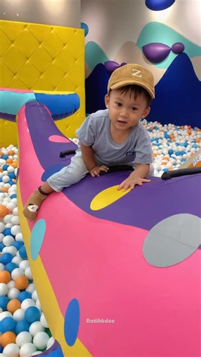 𝗥𝗮𝘁𝗶𝗵 𝗗𝗲𝘄𝗶 on Instagram: "Kidzooona Grand Indonesia sudah dibuka kembali 🥳 Mumpung weekend ini banyak promo menarik, langsung aja yuk datang ke @kidzooona_id , cobain berbagai permainan seru yang baru hadir di sini 🤩 ada Peanut Bouncer, Inflatable Swing, Dolphin, dan Sand Box 🥳 Ada yang lagi ulang tahun? Anak atau orang tuanya? Pssst kesini aja ada diskon 80% (s&k berlaku ya) Waktunya Nyenengin Anak di Kidzooona aja 🤩 - #kidzooona #WaktunyaNyenenginAnak #ReopeningKidzooonaGrandIndo 