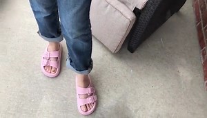 Watch Pillow Slides Slippers Sandals on Amazon Live