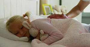 Père réveillant sa fille endormie dans la chambre à la maison 4k