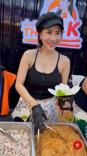 Enjoying Shredded Chicken Tom Yum Noodles and a Friendly Smile 🍜😊