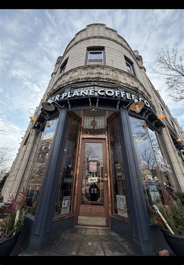 Morning visit to @PaperPlaneCoffeeCo ✈️ Truly one of those places that makes you pause and smile! Everything is plane-themed—from the tiniest details to the seating—and it somehow feels both whimsical and cozy at the same time. Such a sweet little Montclair gem, perfect for slow mornings, good coffee, and pretending you’re about to take off somewhere lovely ☕️✨ #inmysnackera #njeats #cafeculture #paperplanecoffeeco #montclairnj