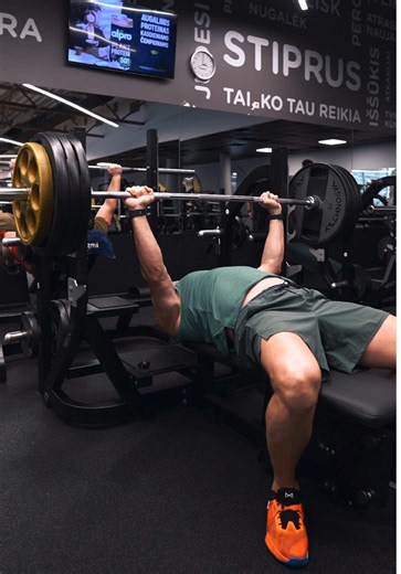 Kadangi rekordas – 220 kg, tai „abort mission“ ir pagal apyrankę einam į HYDROX 🐌 170kg x1 2x2 - 155kg Kodėl daugeliui nesiseka spausti 100 kg? Per mažai raumenų Bloga technika Silpni tricepsai Nėra jėgos plano Psichologinis barjeras 100 kg ≠ fitness 100 kg = jėga Treniruojiesi „šiaip sau“ → rezultato nebus 💥 Galėčiau padaryt CTA ir dabar madinga 👉 Parašyk „100“ jei nori planą, bet geriau parašysiu patarimą, kad sutaupytumėt pinigų. • Intensyvumas: 75–90 % 1RM • Apimtis: 10–15 darbo serijų / 