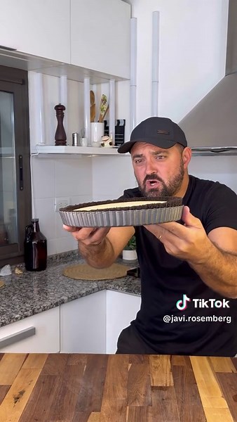 LIMÓN OREO 🤯 INCREÍBLE COMBINACIÓN 🤩 En esta receta súper fácil mezclamos dos ingredientes que quedan demasiado bien. La masa es crocante y suave, la crema dulce y ácida. ¿Qué les parece? NO HAY QUE PRENDER EL HORNO y va perfecto con un otoño de meriendas suculentas! 📸 Captura los ingredientes: 2 Paquetes de Oreo 50g de Manteca (derretida) 1 Pote de Leche Condensada 1 Pote de Crema de Leche 1 Limón 🍋 Hagan, cocinen, coman, disfruten! Y que les salga muy SUCULENTO! #recetoreo #oreo #lemonoreo