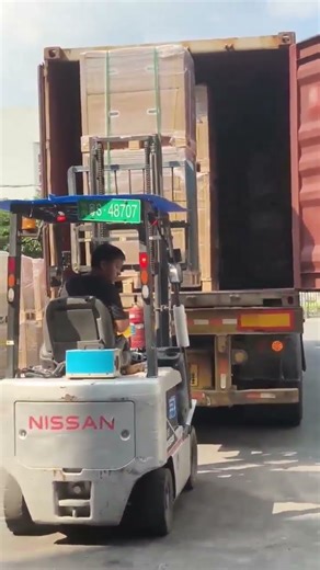 DG batteries container loading ~