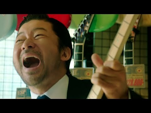 浅野忠信、楽器店でギターをガチ演奏！ ルシード 薬用スカルプデオシャンプー新CM「ギターショップ篇」