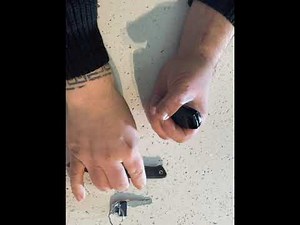 How to replace the remote control battery in a Suzuki Vitara.