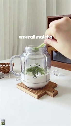 A homemade Matcha Cream Frappuccino fixes 93% of "girl problems".🍵💅