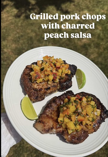 The perfect weeknight dinner ☀ Grilled Pork Chops with Charred Peach Salsa @Taste What Pork Can Do® #recipe #pork #TasteWhatPorkCanDo #Grilling #Ad