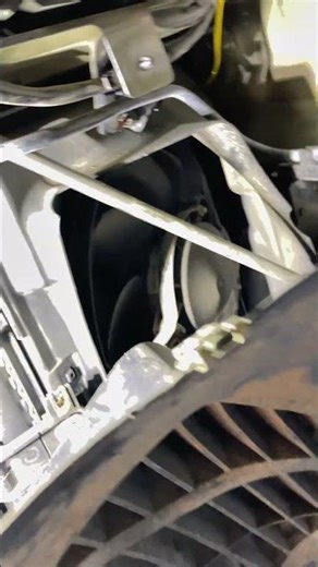 2005 boxster view of the radiator fan, front left