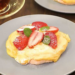 サクふわスイーツ♡ いちごカスタードのパブロバのレシピ動画・作り方 | デリッシュキッチン