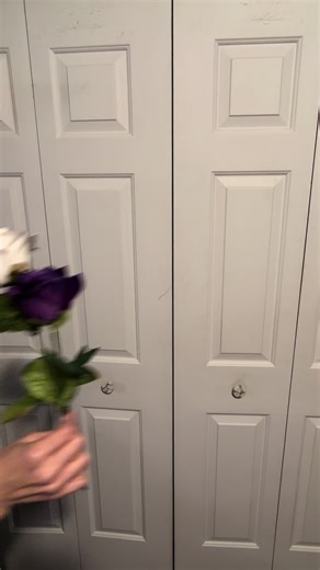 Transformando flores en hermosos ramos