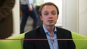 Darren Paffey introduces us to the ideas we are exploring in this final week of the Understanding language: Learning and Teaching course: – What is the role of English in the world today? – What are the implications of English used as a lingua franca? You are also invited to join in the live session this week with course educators where you can talk about your perspectives on English in the world! – Join the course and add your voice to this global discussion http://bit.ly/1xrzVOp #FLlanguage | 