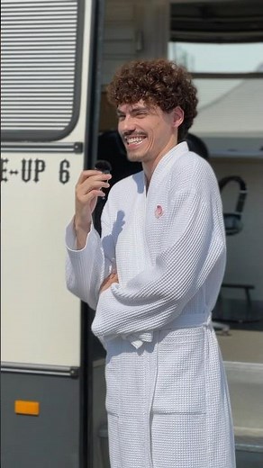 From robe to ready-to-slay Zalando’s Holiday campaign... #WhatDoIWear