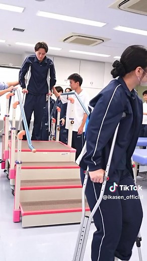 松葉杖の使用方法を伝えるのも理学療法士の仕事ゲソ🦑患者さんが万が一バランスを崩しても支えられる場所で理学療法士は介助する必要があるゲソ。学生が現場で事故にならないよう、学校でしっかり練習するゲソ🦑 #松葉杖 #リハビリ #理学療法士 #専門学校 #練習中