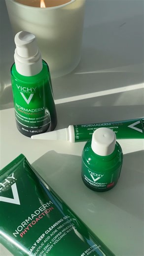 @kellyfrischman keeps her acne-prone skin under control with the entire Normaderm lineup 💚 #VICHYUSA #VICHYLOVER #ACNEAWARENESSMONTH #NORMADERM | Vichy